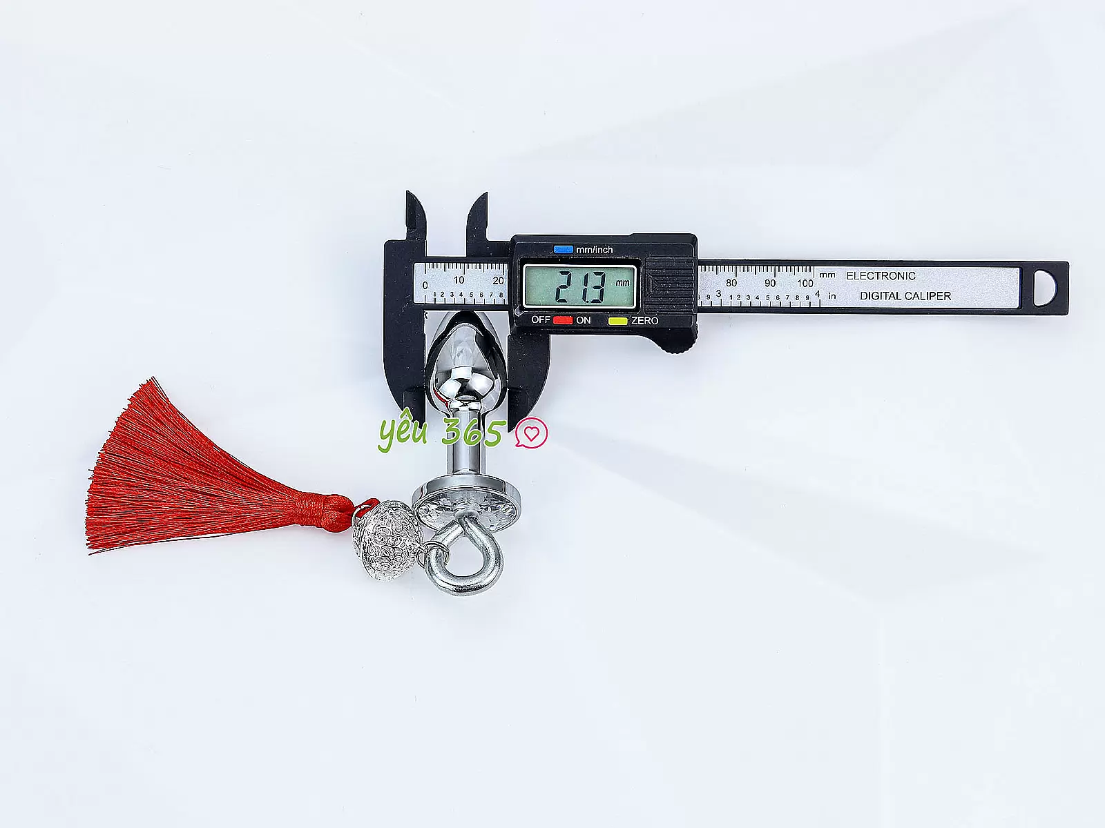 Đồ chơi kích hậu inox cao cấp kèm tua đỏ quyến rũ