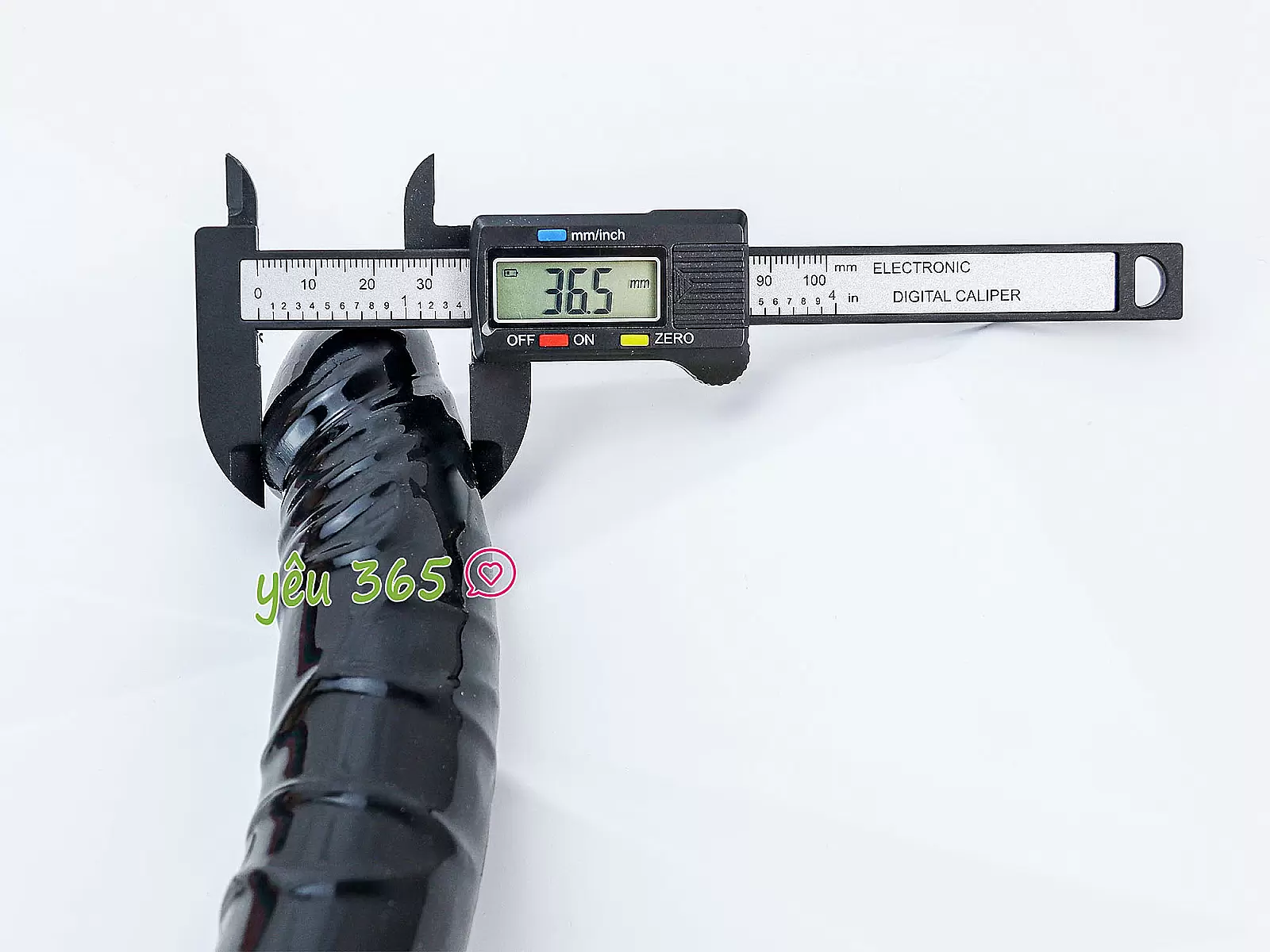 Dương vật giả có đế uốn cong silicon màu đen