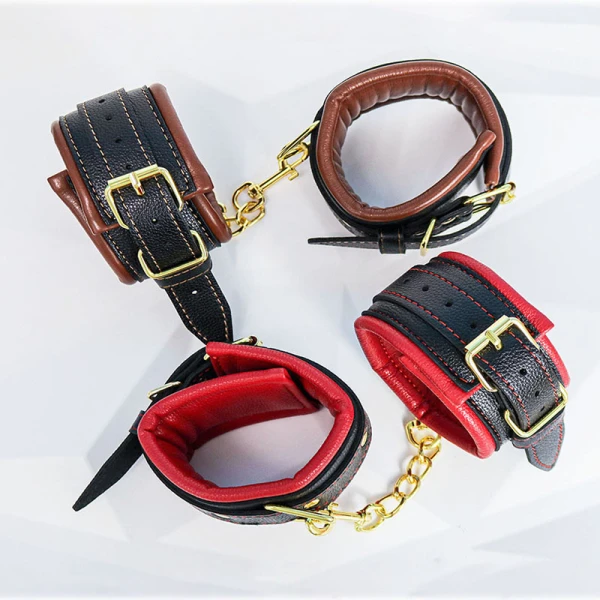 Đồ chơi tình yêu bạo dâm khoá tay da