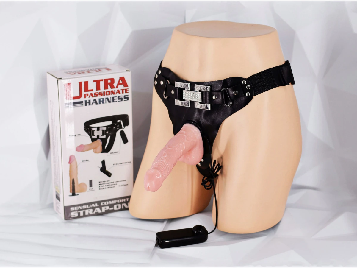 Dương vật giả có dây đeo Ultra Passionate Harness có rung đa tần điện